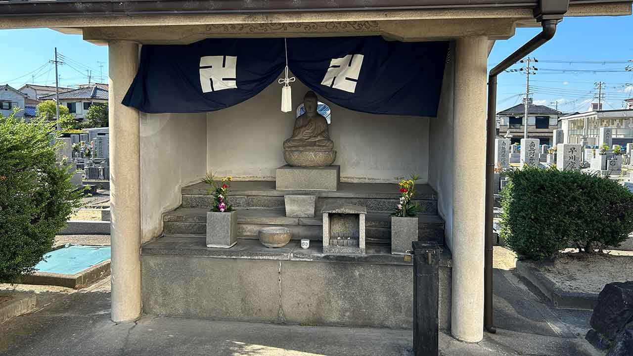 一津屋墓地の仏像