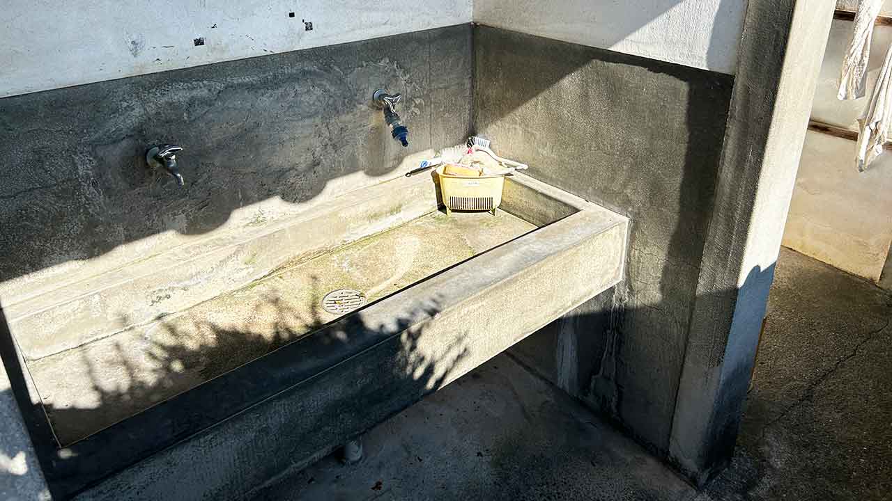 一津屋墓地の水汲み場