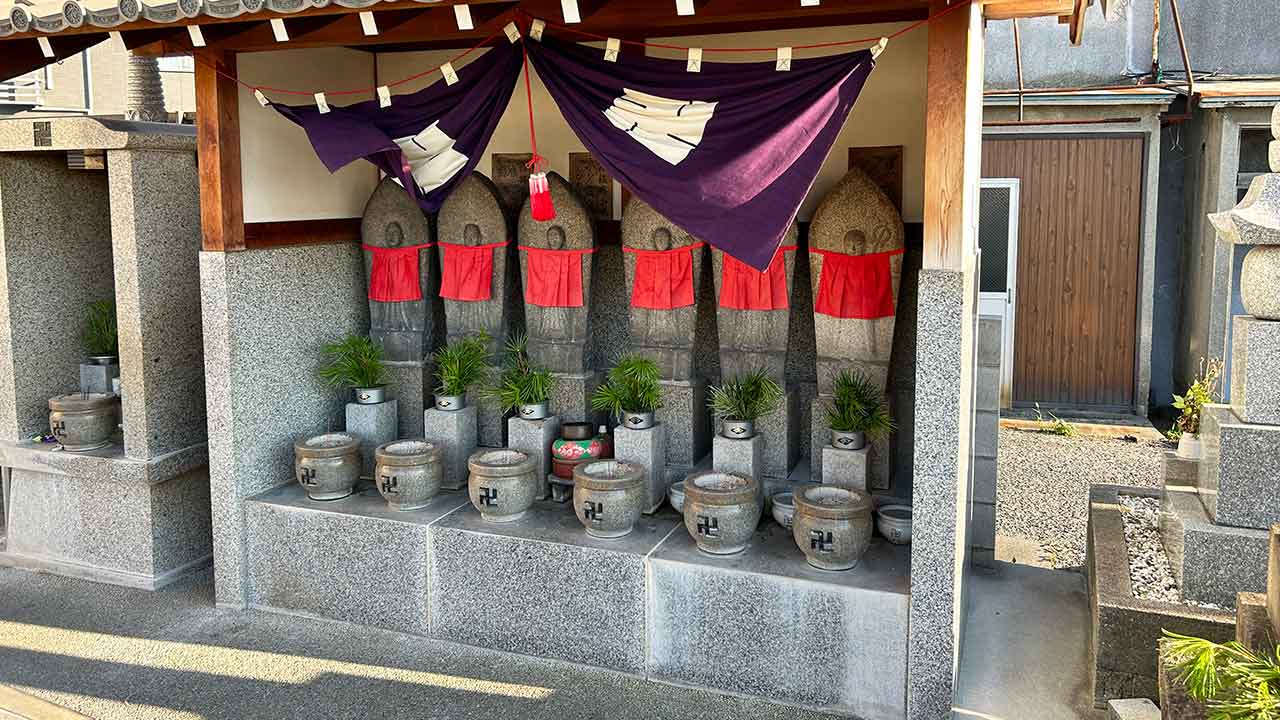 城蓮寺・池内共同墓地の六地蔵