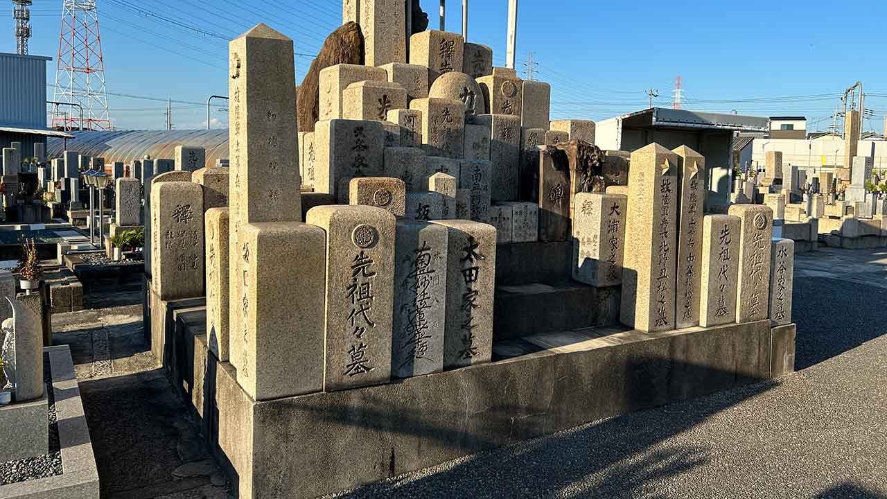 城蓮寺・池内共同墓地の無縁塔