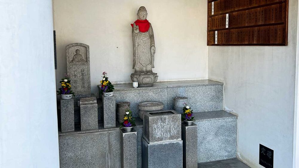 小川共同墓地の仏像