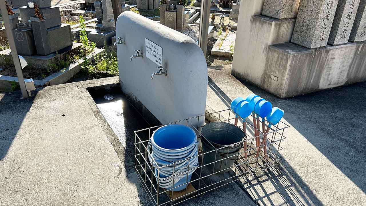 上田墓地の水汲み場