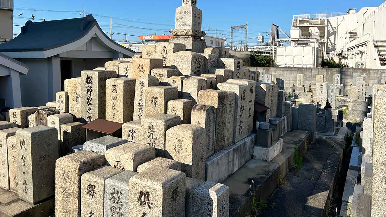 上田墓地の無縁塔