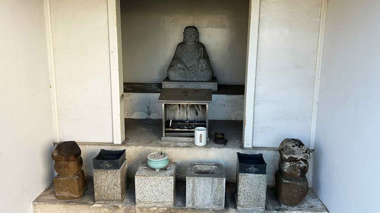 上田墓地の行基坐像